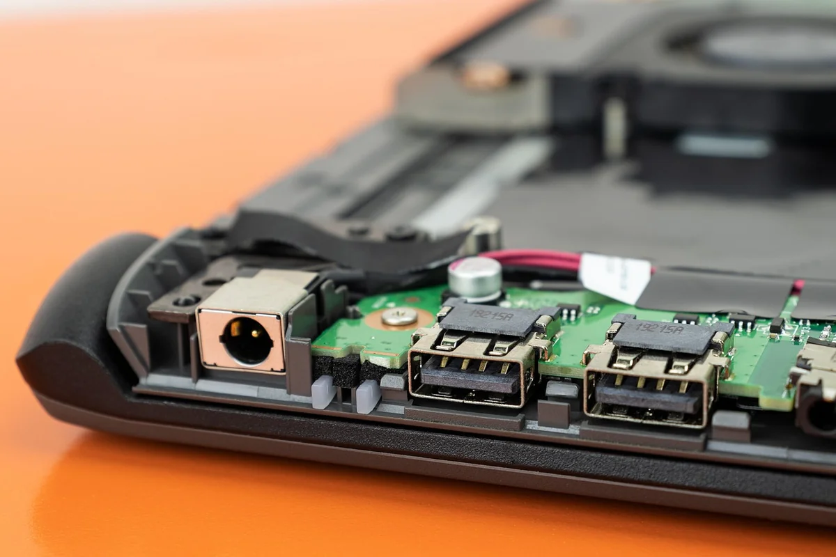 Protégez vos appareils : comment nettoyer les ports USB efficacement en 2026